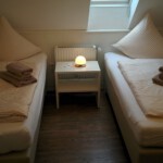 Schlazimmer mit zwei auseinander stehenden Betten